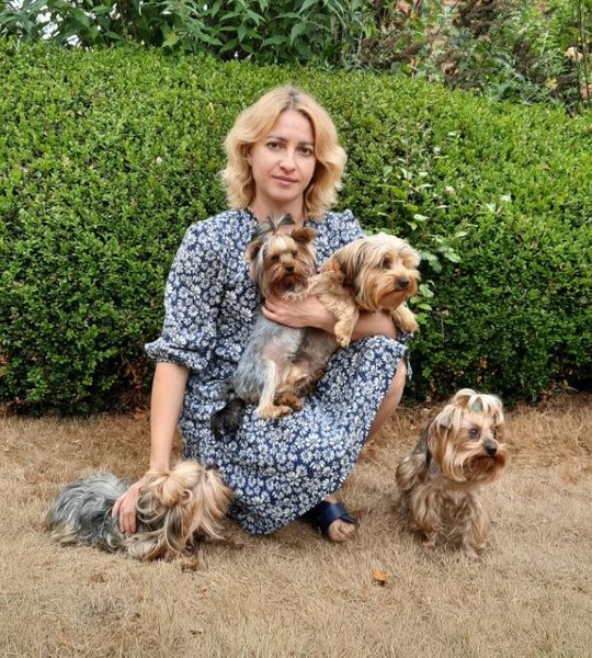 украинка с собаками, беженцы из Украины в Великобритании, переселенцы в Британии, украинцы в Великобритании, украинцы в Британии, беженцы из Украины, украинцы за рубежом,