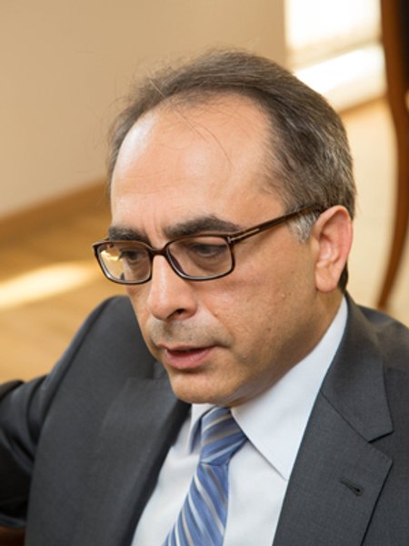 

Йонет Тезель: "Турция с пятидесятых годов прошлого века является демократической страной, в которой все решают свободные выборы. Если эта традиция и прерывалась ненадолго, то виной тому были как раз военные перевороты"
