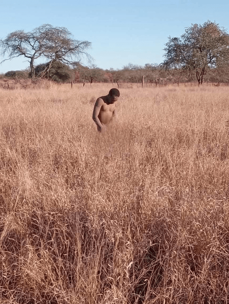 У ПАР вкритий дивною речовиною чоловік з'явився в полі і налякав жителів села Мбаула