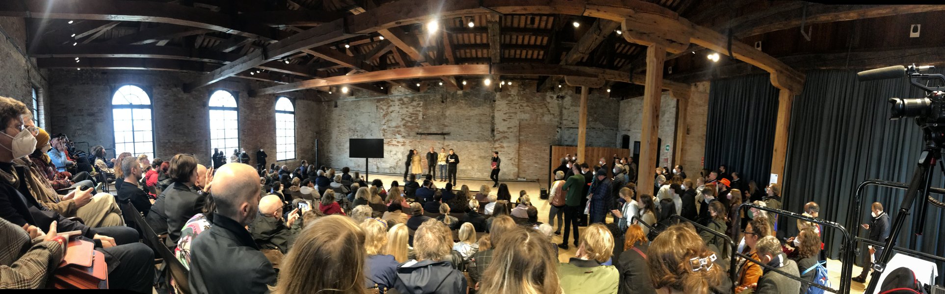 Амфітеатр у будівлі Арсеналу буквально тріщить від охочих бути присутнім на офіційному відкритті павільйону України на бієнале. На сцені — художник Павло Маков, куратори Лизавета Герман, Марія Ланько і Борис Філоненко а також комісар проєкту заступника міністра культури Катерина Чуєва