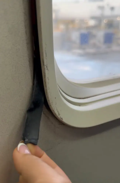 Ілюмінатор у літаку Ілюмінатор у літаку, вікно в літаку, заклеїли скотчем ілюмінатор, поломка в літаку, небезпечна ситуація, вид із літака