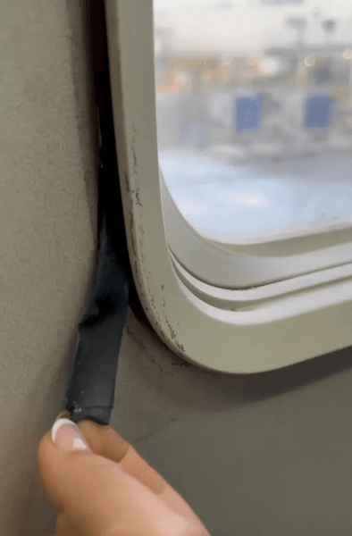 Иллюминатор в самолете, окно в самолете, заклеили скотчем иллюминатор, поломка в самолете, опасная ситуация, вид из самолета