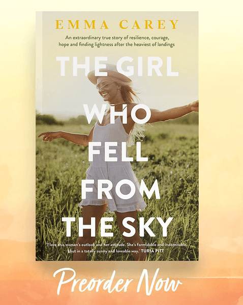 Дівчина впала після стрибка з парашутом, не розкрився парашут, впала з висоти 4,5 км, стрибок з парашутом, вижила після падіння, Емма Кері, книга, написала книгу,