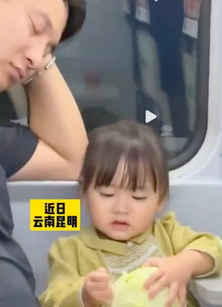 Как успокоить ребенка в общественном месте, как утихомирить малыша в транспорте, воспитание детей, лайфхаки, Китай