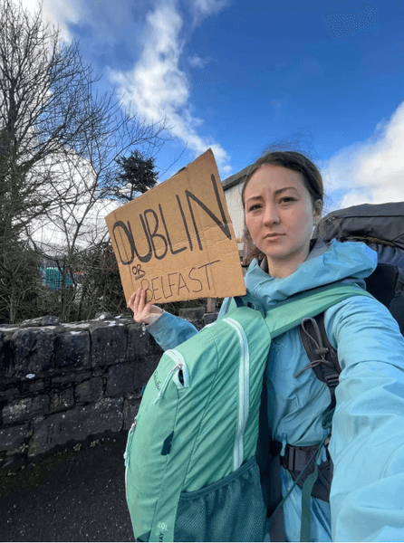 Дівчина подорожує автостопом світом, продовжуючи економити тисячі доларів