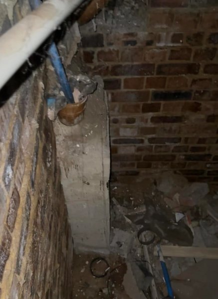 Кімната під ванною, таємна кімната, схованка під ногами, приховане приміщення, ремонт у будинку, нова кімната, пробити двері, місце для дверей, середній поверх