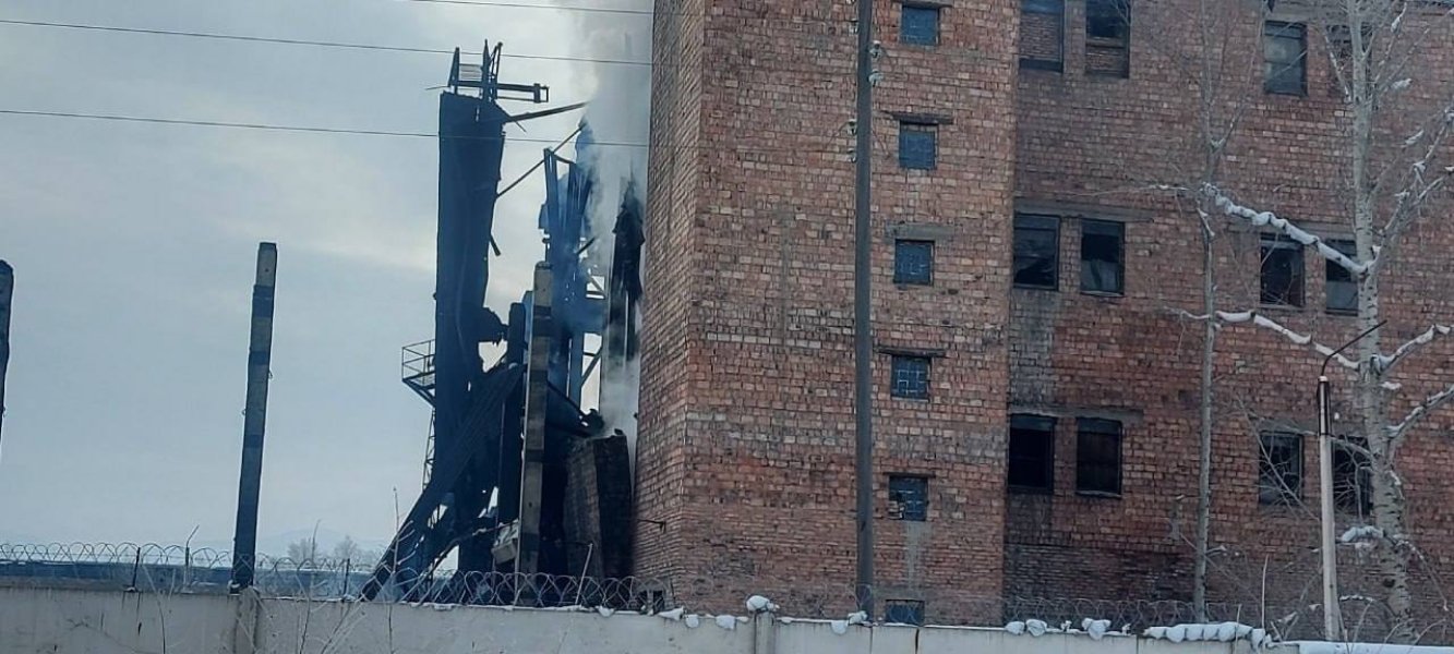 Поврежденное здание взрыв в РФ, Тува, ТЭЦ, Шагонар, пожар, жертвы