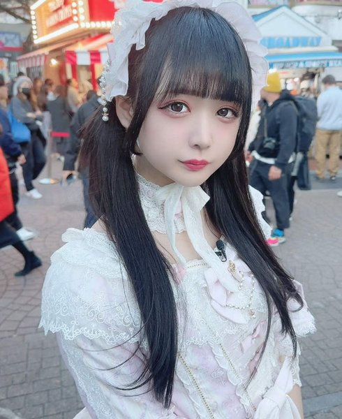 Мужчина носит женскую одежду, блогер, косплеер, назло родителям, делает контент, нравится женская одежда, стал знаменитым