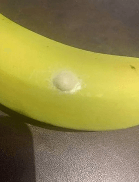 Бананы в магазине, банан, фрукты, банан с белым пятном, крошечные точки на банане, выбросила бананы, паучье гнездо, пауки