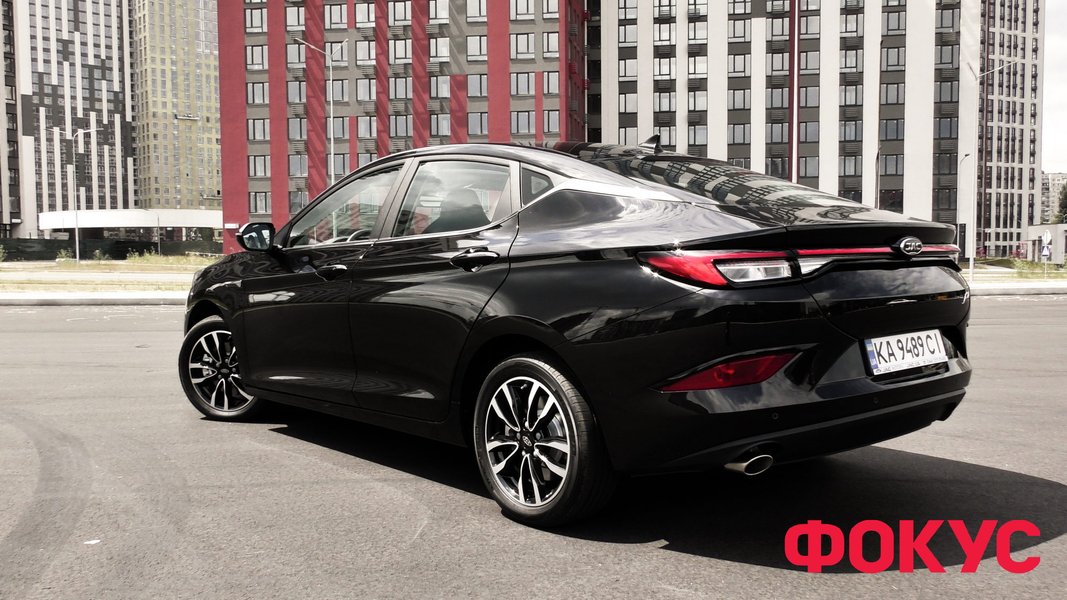 JAC J7 — це ліфтбек, оскільки кришка багажника піднімається разом із заднім склом