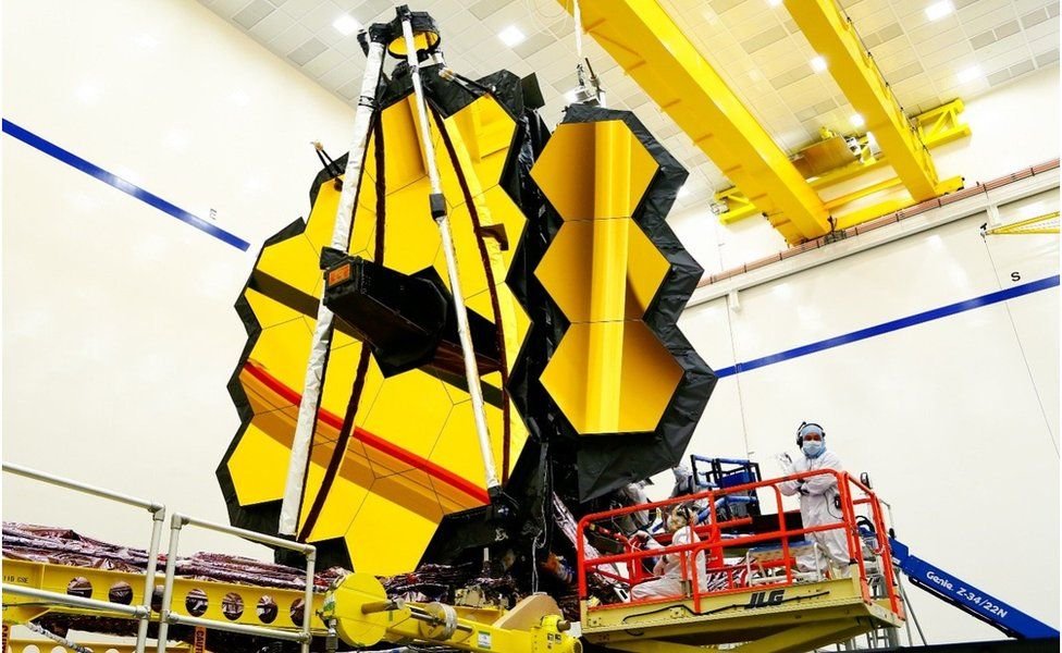 Вебб був відправлений в космос з бічними сторонами головного дзеркала, складеними як стіл з кришками, що розкриваються.