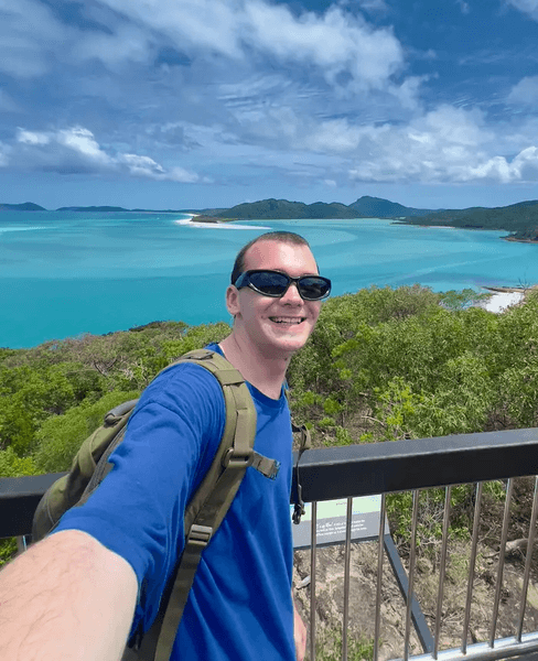 Чоловік безоплатно літає на літаках, син працівника компанії, авіакомпанія, безоплатні перельоти, подорожі, пільги,