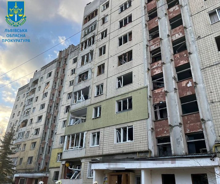 Выбитые стекла в многоэтажках во Львове