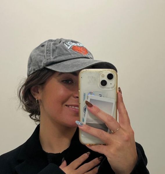 Женщина пошла на свидание сама с собой и неожиданно встретила симпатичного мужчину