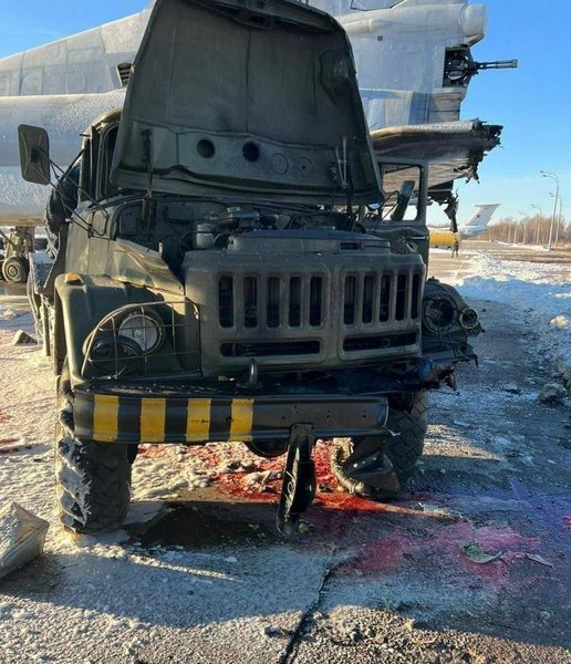 Поврежденные топливозаправщик и самолет Ту-22М3, фото