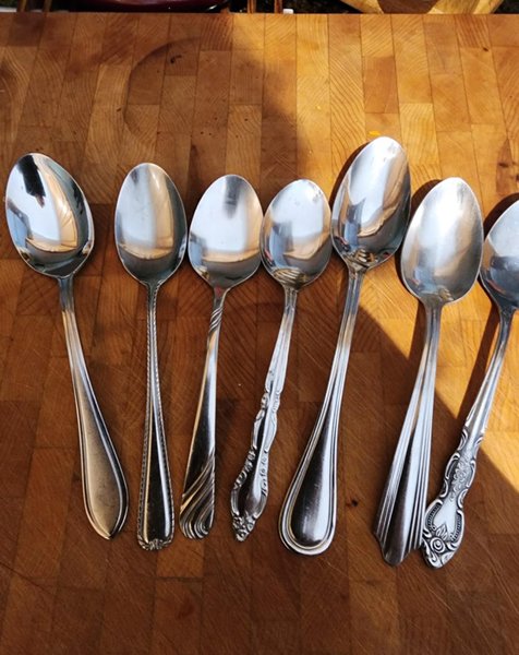 Женщина заметила, что ее привычный набор ложек стал постепенно меняться, и решила выяснить, что послужило причиной