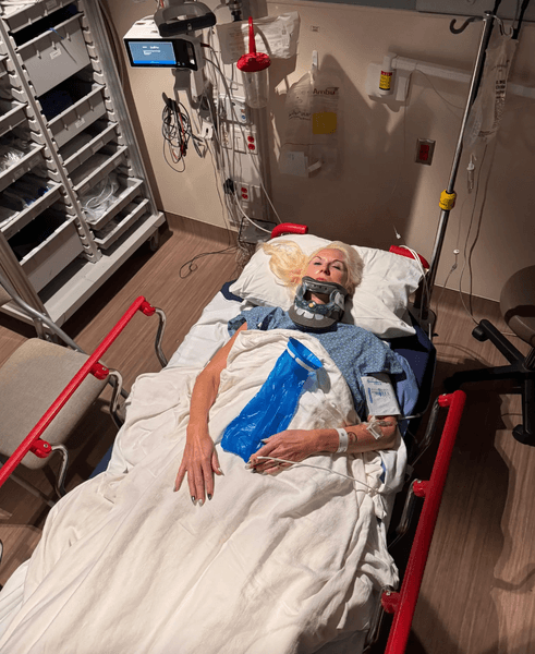 Женщина лежит на больничной койке в шейном корсете после тяжелой травмы, полученной во время свадебной фотосессии