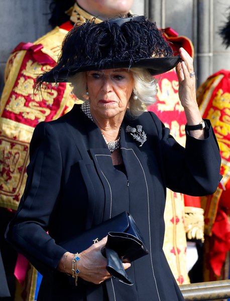 камилла паркер боулз, королева консорт, бриллиантовая брошь, подарок королевы, похороны королевы