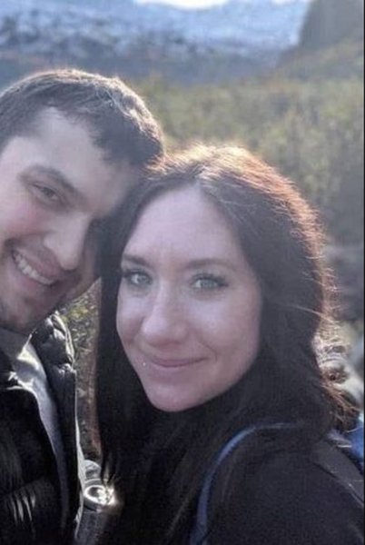 Джейми Лоан и ее муж, которые живут в Уиттиере на Аляске, городе, где большая часть населения проживает в одном здании