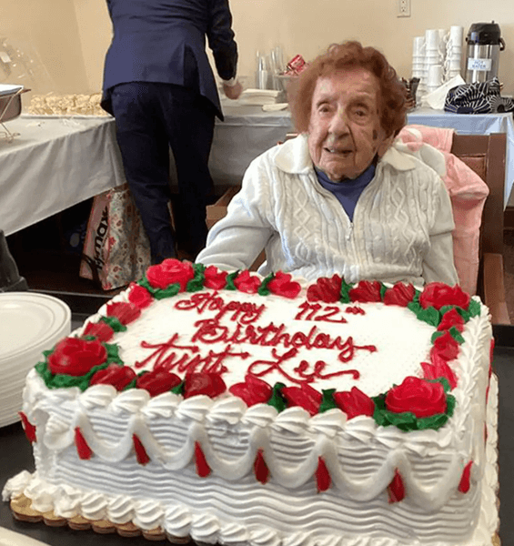 Сестра Фрэнсис Доминике с тортом