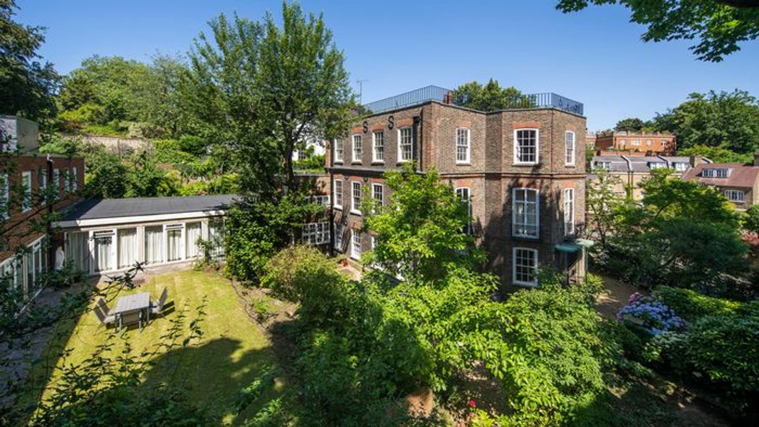 На аукцион выставили дом Frognal House Шарля де Голля