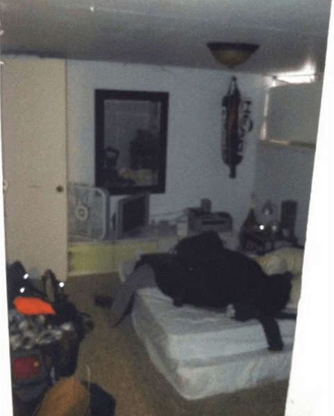 Небольшая комната с матрасом, одеждой и телевизором, найденная под домом студентов