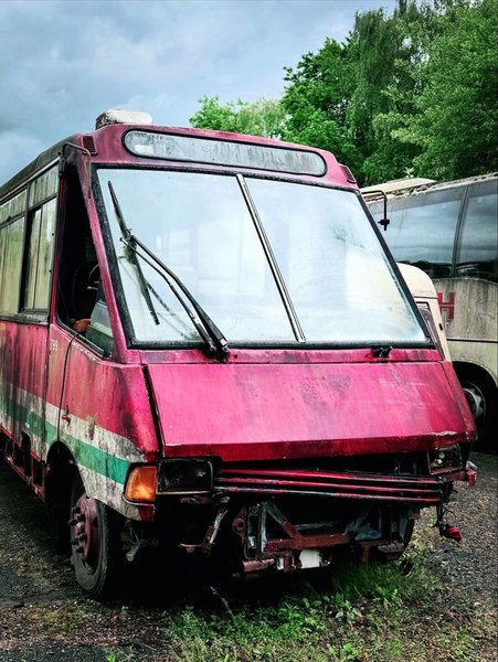покинутий автобус