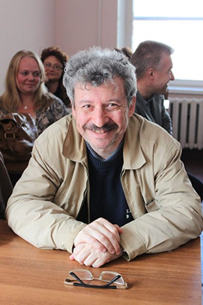 

Ефим Рабинович: "Я детям: "Круглое нести, квадратное катить". А они мне: "Вы не имеете права!" Я не учел того, что вернулся в другую, постперестроечную страну"
