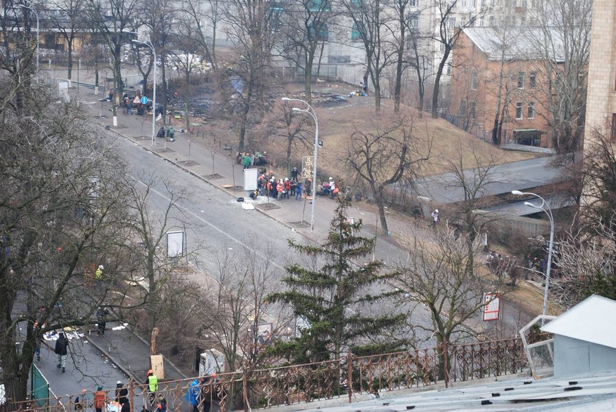 Кто стреляет? Так выглядел расстрел людей на Институтской с крыши Октябрьского дворца / Фото: Михаил Багинский