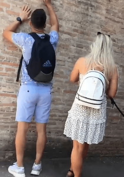 Вандал нацарапал на стене Колизея надпись