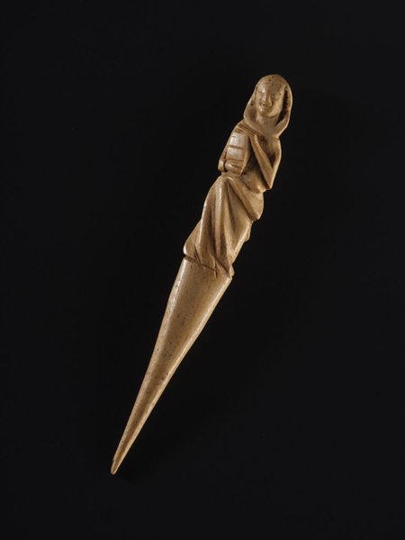 во время раскопок замка археологи нашли украшение