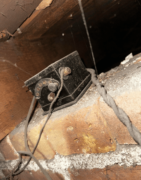 Чорна скринька в підвалі, незвичайна знахідка, під підлогою будинку, цегляна кладка, електричний трансформатор, радіо, проводка