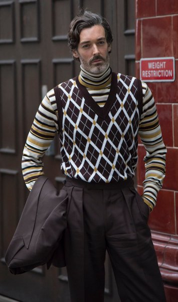 модель в свитере и жилете, свитер под горло, тренды осень 2021, модные тренды 2021, мода осень-зима