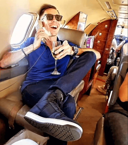 Чоловік видав себе за пілота під час безкоштовного перельоту від американської авіакомпанії