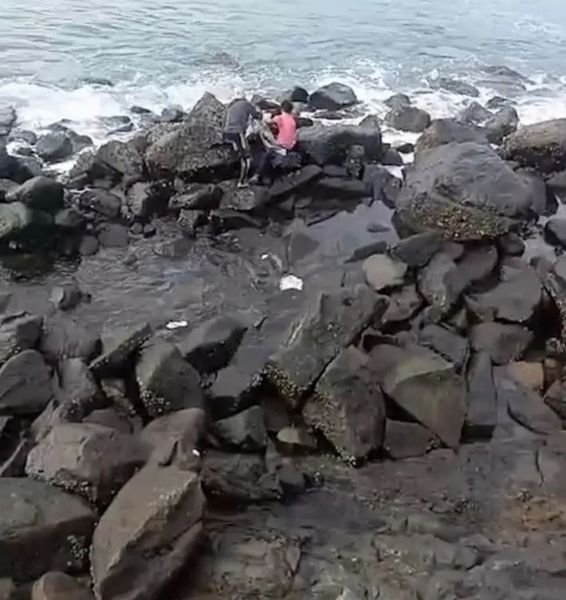 Девушку смыло гигантской волной на пляже, трагедия, несчастный случай, Индонезия, туризм, отдых