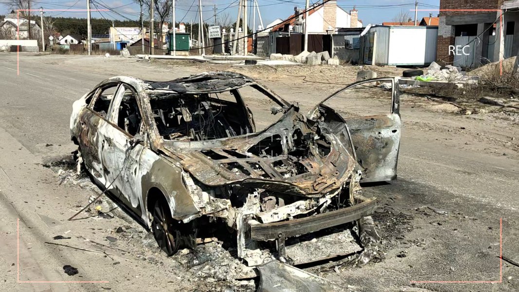 Расстрелянный оккупантами в Киевской области гражданский автомобиль