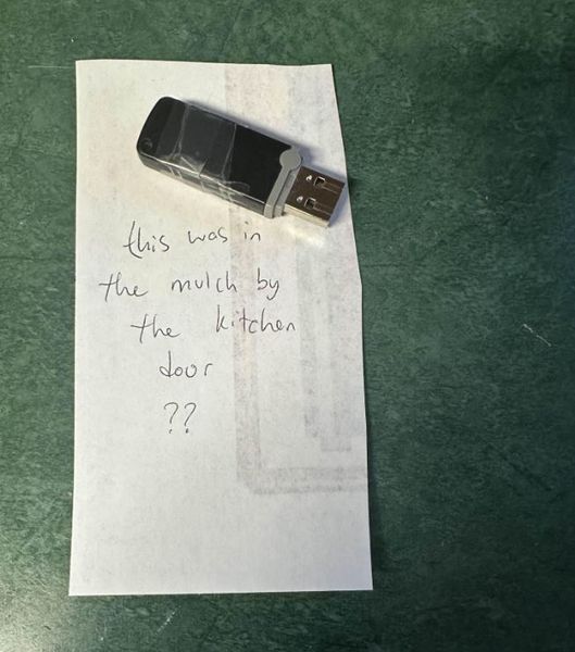 Мужчина нашел в доме флешку с тайной информацией, что было внутри, интересные истории