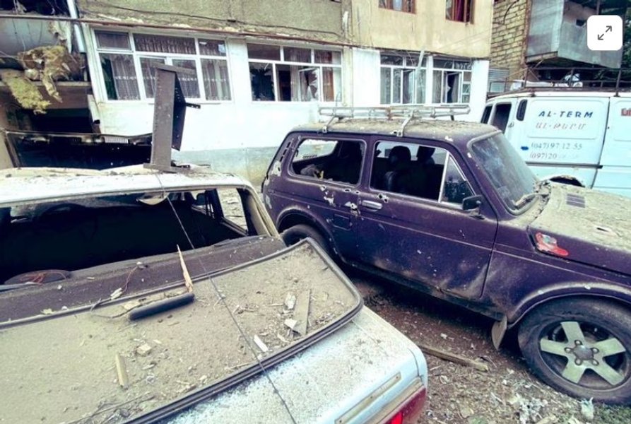 Фото Reuters | Автомобили после обстрела