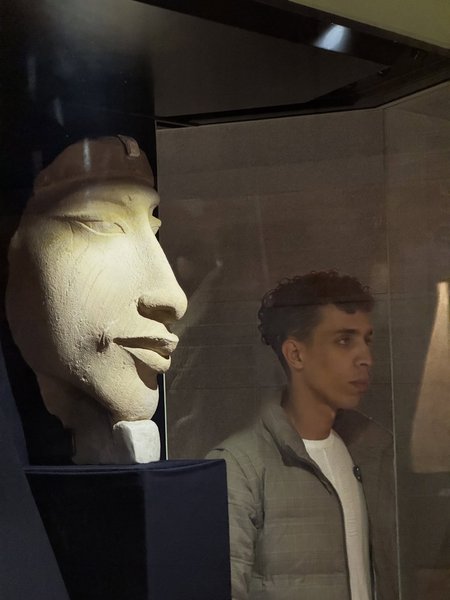 Египетският студент Юсеф Мохамед до маска на Ехнатон Ехнатон, ученикът