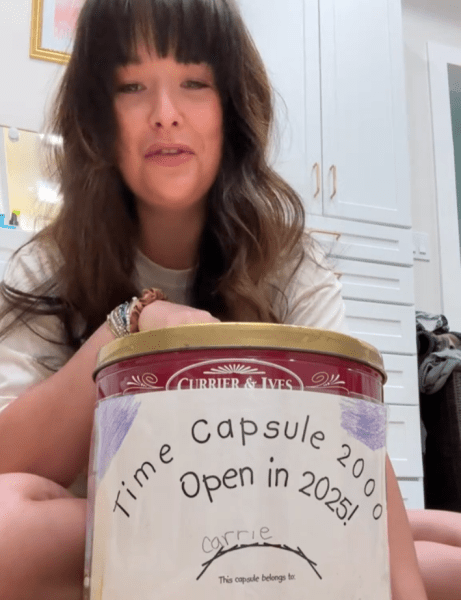 Жена отвори капсула на времето след 25 години Американка отваря капсула на времето 25 години по-късно и вижда рисунка, която е предсказала бъдещето ѝ