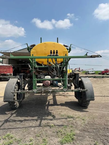 Грузовик с опрыскивателем Ford