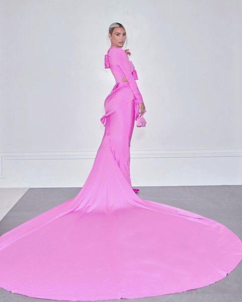 Balenciaga, ким кардашьян, стиль барби, розовое платье