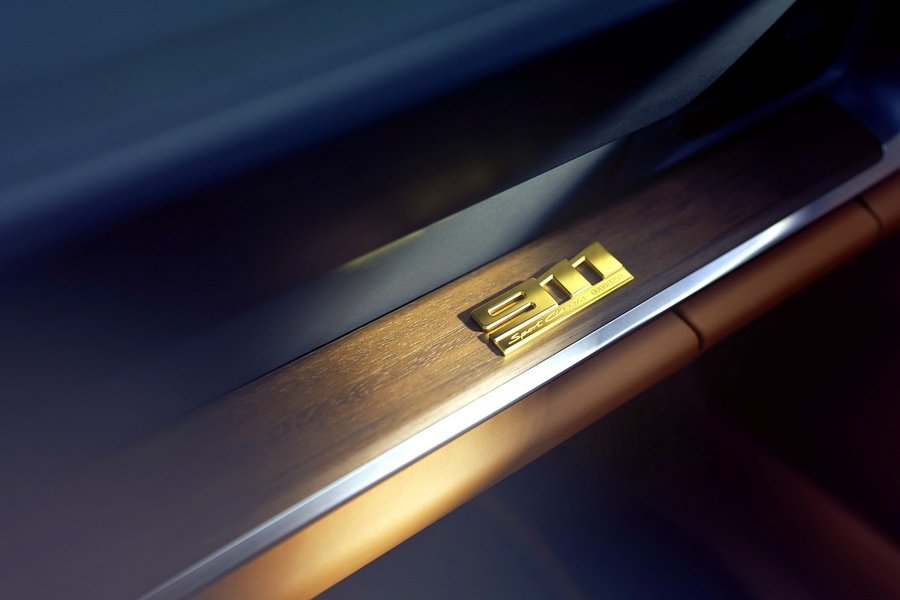 Porsche 911 Sport Classic 2022 золотистый шильдик 911 Sport Classic