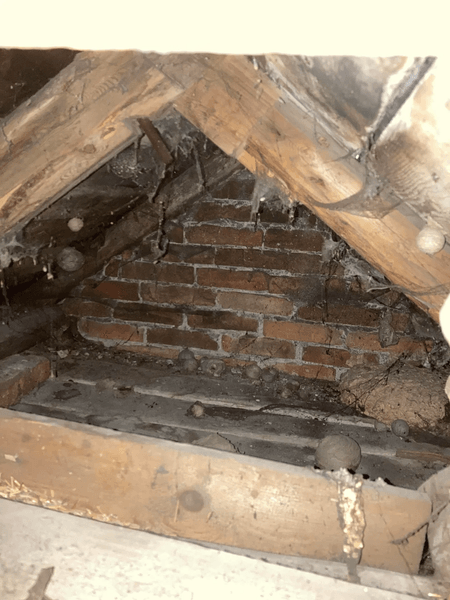 Горище, таємна кімната, потайна кімната, не знав 25 років, незвичайна знахідка, налякав людей, соцмережі, курйози, старі речі