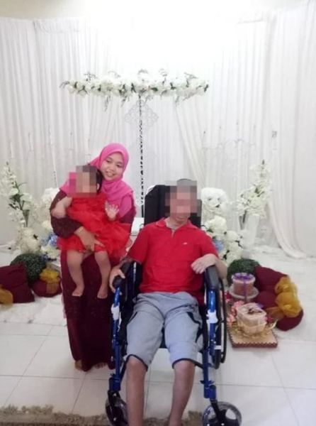Нурул Сязвані з Малайзії шість років доглядала за паралізованим чоловіком, він обрав іншу жінку, коли став на ноги