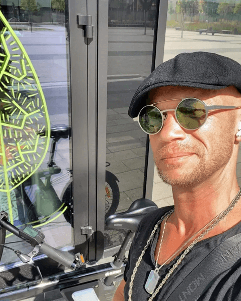 Дмитро Хрустальов в окулярах та футболці