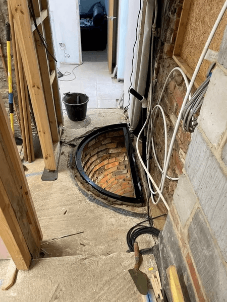 Супруги нашли в доме 200-летний колодец, колодец желаний, необычная находка, ремонт дома, под полом, колец в полу, накрыли стеклом