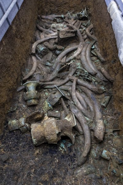 Раскопки одной из жертвенных ям, саньсидуй