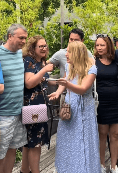 Девушка объявила о своей беременности во время семейного фото и была удивлена реакцией своем матери