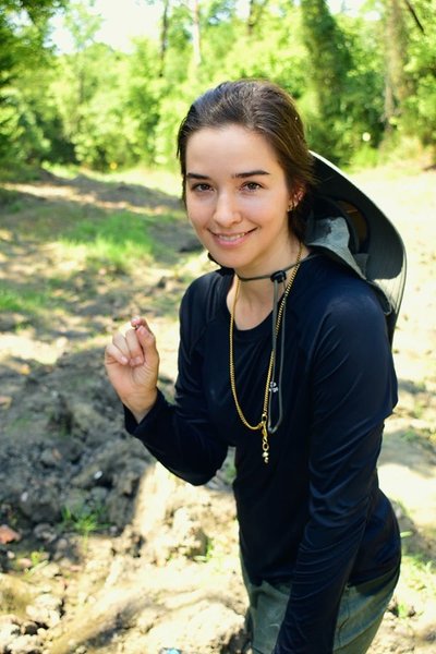 Дівчина зі США знайшла дорогоцінний діамант у парку, прийнявши його за павутину на землі